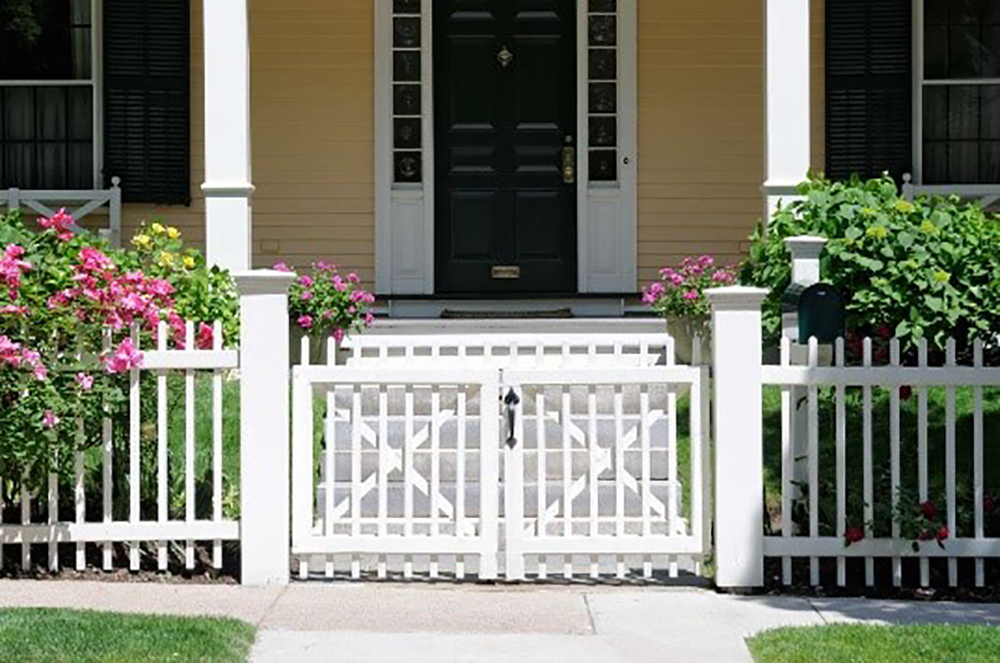 120518_Mills-Fence-Blog-Image_PVC-Picket-Fences-1000